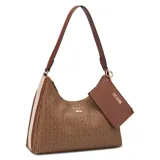 Cartera Guess modelo Carris Chica, color marrón con estampado del logo de la marca. Incluye correa de hombro marrón y monedero extraíble con cierre.