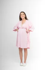 Camisón verde con textura acanalada, escote cruzado con puntilla blanca, corte imperio y mangas 3/4.