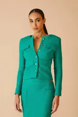 Blazer de tweed color verde con botones decorativos y corte entallado.
