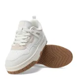Zapatillas deportivas acordonadas color blanco con suela marrón.