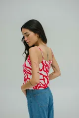 Blusa estampada con diseño abstracto en blanco y negro, de poliéster ligero y fluido, con escote drapeado y tirantes finos.