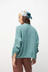 Kimono aqua de lino con mangas largas y terminación elástica en puños y ruedo.