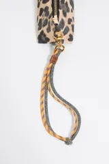 Neceser Bimba y Lola con estampado animal print, cierre de cremallera dorada y logo metálico dorado.