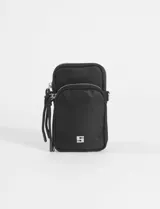 Porta celular tipo bandolera de color beige, con dos compartimentos frontales con cierre. Cuenta con una correa ajustable negra adornada con ojalillos metálicos plateados.