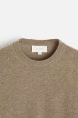 Jersey de hombre color beige, de cashmere, corte regular, cuello redondo y manga larga.