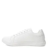 Championes blancos acordonados, de estilo urbano.