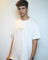 Remera celeste claro de algodón con cuello redondo y mangas cortas. Estampado frontal con la frase "Salt Water Therapy".