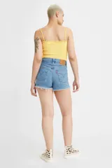 Short de jean celeste con tiro alto, calce relajado y terminación desflecada.