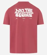 Remera manga corta color ladrillo, de corte comfort y cuello redondo. Estampa en la espalda con la frase "Let the adventure begins".