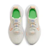 Championes Nike Interact Run de mujer, color gris con detalles en naranja y celeste.
