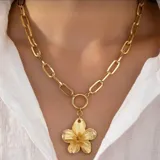 Collar dorado con cadena de eslabones grandes y dije de flor.