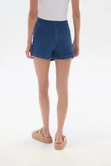 Short de jean azul con corte evasé y diseño cruzado.