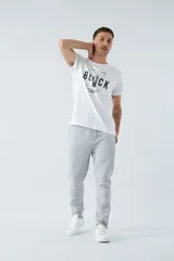 Pantalón de jogging negro de felpa con logo estampado y en goma, bolsillos con cierre, cierres en los tobillos, cintura ajustable y puños.
