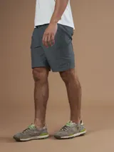 Bermuda técnica color negro, confeccionada en 94% nylon y 6% spandex.