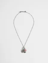 Collar de cadena plateada con pequeños detalles de cuentas, que sostiene un conjunto de dijes colgantes: un candado, un dije con forma de sol sonriente, un dije con forma de engranaje o sol dentado, y un pequeño dije con forma de lazo o flor en color rosado.