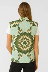 Chaleco sin mangas con estampado geométrico en tonos verde, beige y marrón.