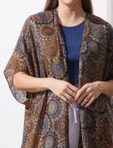Kimono estampado en tonos naranja, azul y marrón, de modal marca Jessica McClintock, con mangas japonesas amplias.
