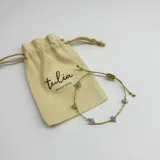 Set de tres pulseras elásticas con hilo dorado y piedras naturales de aguamarina, cuarzo rosa, amatista y piedra de la luna.
