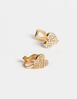 Par de aros tipo clip con forma de corazón, cubiertos de strass plateado y engarzados en metal dorado.