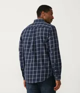Camisa de franela a cuadros color negro, con botones blancos y mangas largas.