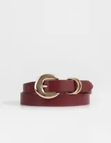Cinturón de cuerina color negro con hebilla dorada en forma de medialuna.