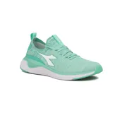 Zapatillas de running para mujer color verde cascada, con suela ligera y diseño transpirable.