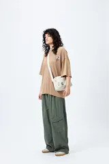 Remera azul con efecto gastado, corte holgado y estampado pequeño de flor en el pecho.