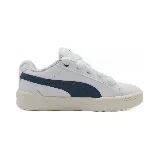 Championes Puma Park Lifestyle Easy blancos con detalles en azul marino y suela color crema.