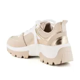 Zapatillas deportivas urbanas color beige con detalles en blanco y dorado. Capellada de malla y cuero sintético, con cordones blancos y suela de goma con diseño track.