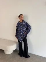 Canguro oversize con capucha, de tela suave con estampado animal print en tonos azul, negro y blanco.