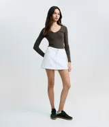 Suéter de punto color beige, con escote en V y mangas largas.