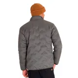 Campera gris con cierre frontal, bolsillos laterales y logo de Caterpillar en el pecho. Resistente al agua y al viento, con aislamiento reciclado.