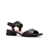 Sandalias de cuero negro con taco bajo y tira elástica en el tobillo.
