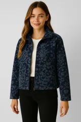 Campera corta color beige de tela tipo sherpa, con cuello alto, cierre frontal con cremallera, bolsillos laterales y corte holgado.