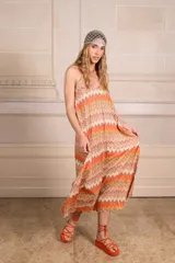 Vestido largo de tirantes finos con diseño geométrico zig zag en tonos naranja, blanco y verde.