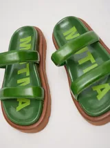 Sandalias verdes de cuero vacuno brillante con plataforma marrón de 3 cm.
