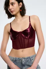 Bustier burdeos con copas de terciopelo y cuerpo de malla transparente con varillas verticales. Breteles finos regulables.