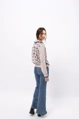 Pantalón de gabardina elastizada color azul marino, de corte acampanado con aberturas laterales con botones.