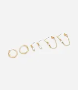 Set de tres pares de aros dorados con strass. Incluye un par de aros tipo argolla, un par de aros con dije de cristal y un par de aros con cadena colgante y dije de barra con strass.