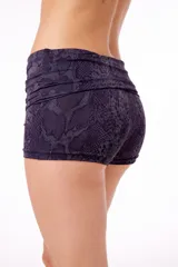 Microshort de tela elastizada con estampado de piel de serpiente en tonos grises y negros. Se puede usar con la cintura doblada para tiro bajo o estirada para tiro medio/alto.