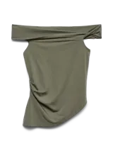 Top color verde oliva, con escote off-shoulder, sin mangas, con detalle fruncido en el lateral y calce ajustado.