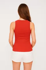 Musculosa negra de algodón con breteles anchos, corte al cuerpo y cuello redondo.