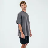 Remera gris de manga corta con cuello redondo y estampado lateral con texto.