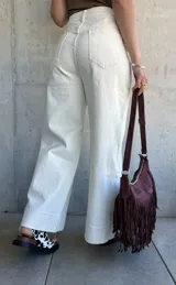 Pantalón de jean color crudo, de corte recto y tiro alto. Confeccionado en denim con lycra.