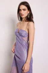 Vestido corto de red estampada color lila, con busto tipo corset y transparencias.