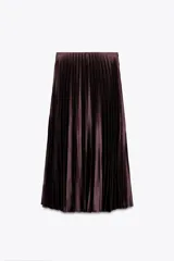 Falda midi plisada color marrón oscuro, de tiro alto y cintura elástica.