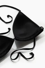 Top de bikini negro con tirantes finos.
