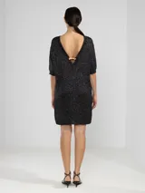 Vestido corto de punto color dorado, con escote barco y mangas cortas.