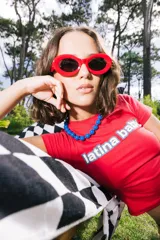 Collar de cuentas esféricas grandes, alternando colores turquesa y naranja quemado.