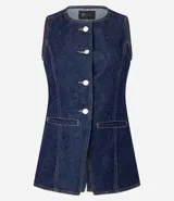 Chaleco femenino confeccionado en jeans, sin mangas, cinturado, con botones y bolsillos. De corte alargado y cuello redondo.